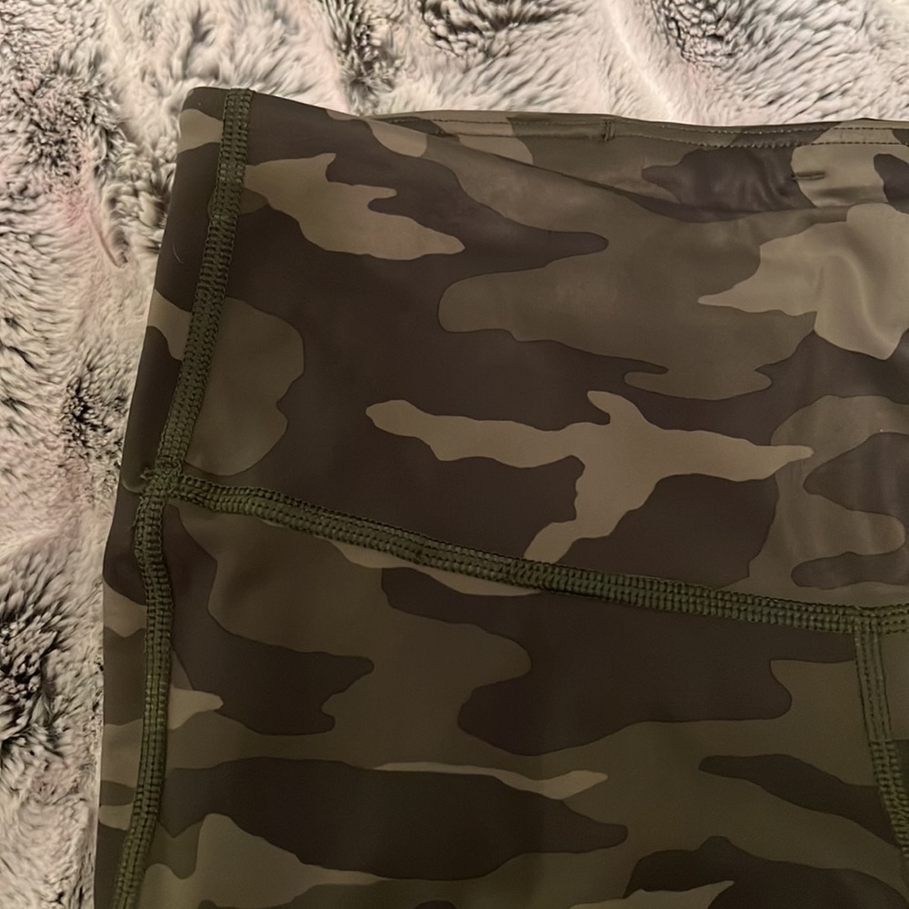 Athleta 7/8 ultimate camo tight - Picture 3 of 6
